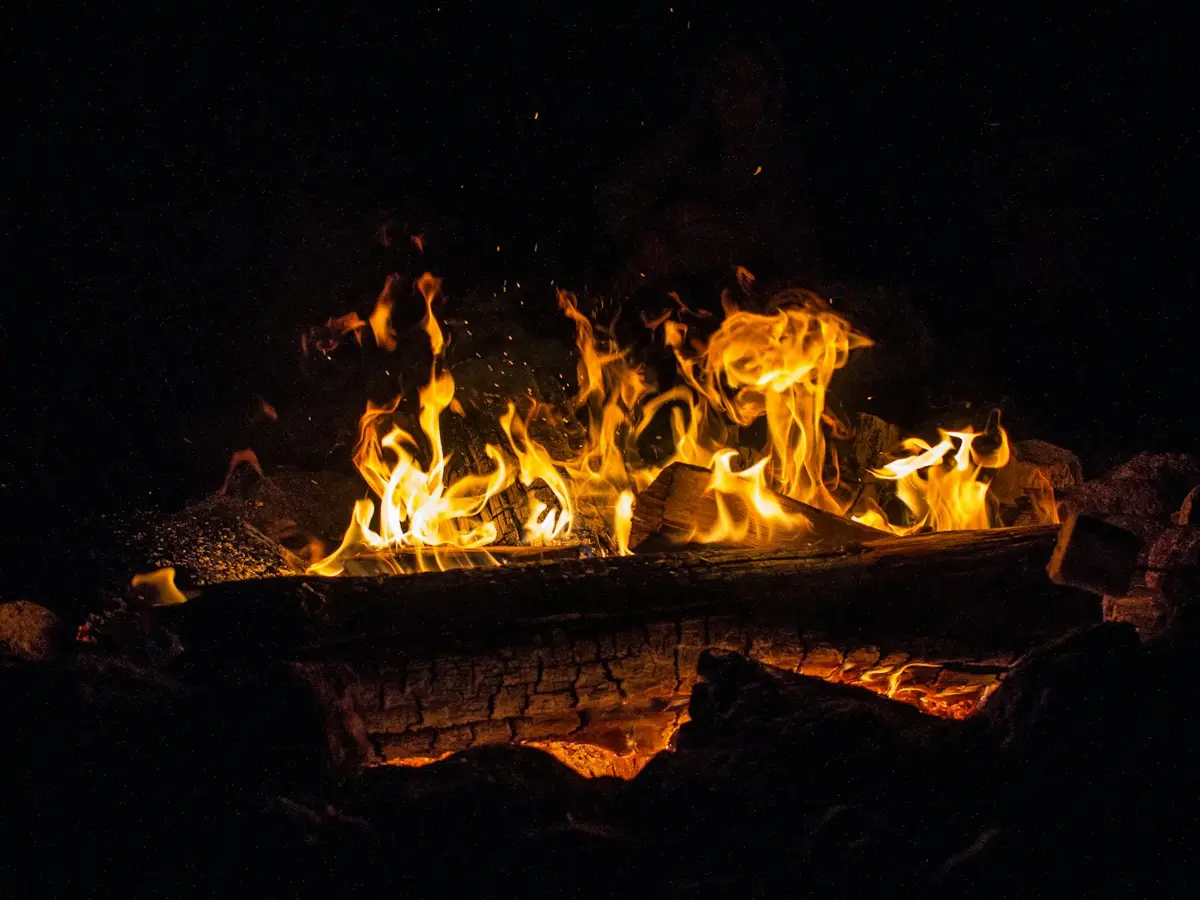 FireSight — ilustrasi Deteksi api dini · fire detection dari kamera