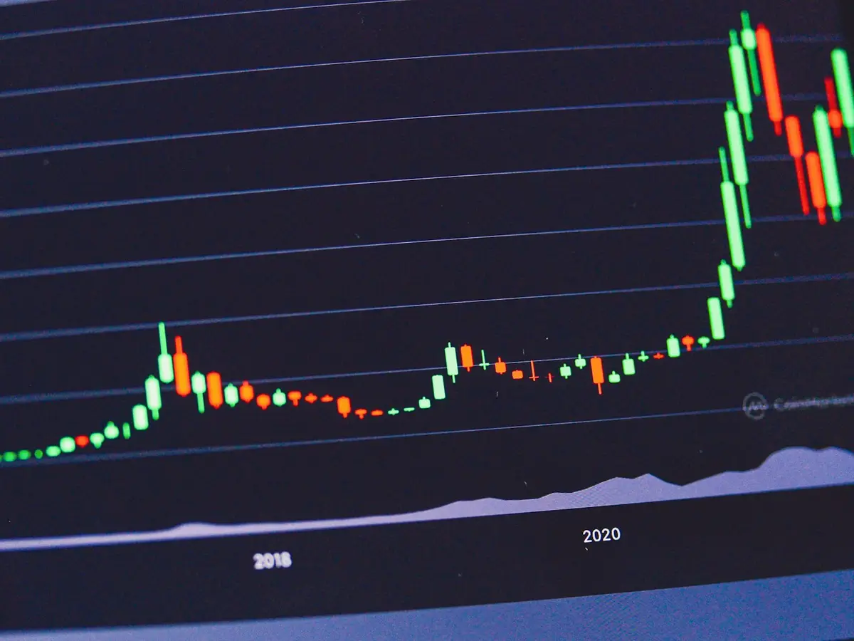GestureTrade — ilustrasi Simulasi trading crypto · kontrol gestur tangan tanpa sentuh